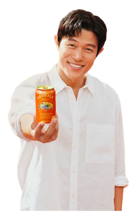 GOOD ALEを持っている鈴木亮平